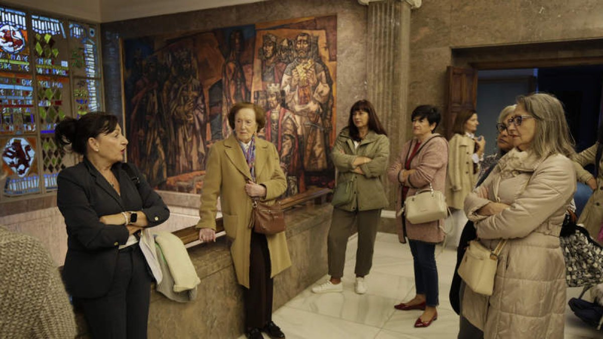 Participantes en el encuentro León en Vela, que tuvo lugar durante la jornada de ayer en el Ayuntamiento de León en San Marcelo, ante los murales del artista.  FERNANDO OTERO