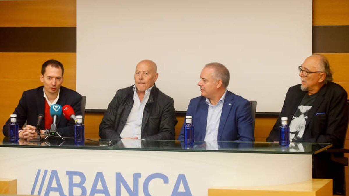 Corbalán y De la Cruz, segundo y cuarto por la izquierda. ÁNGELOPEZ