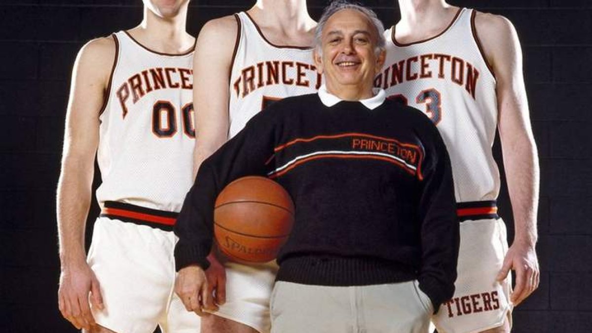 Pete Carril en su etapa como entrenador de Princeton donde estuvo casi tres décadas. TWITTER