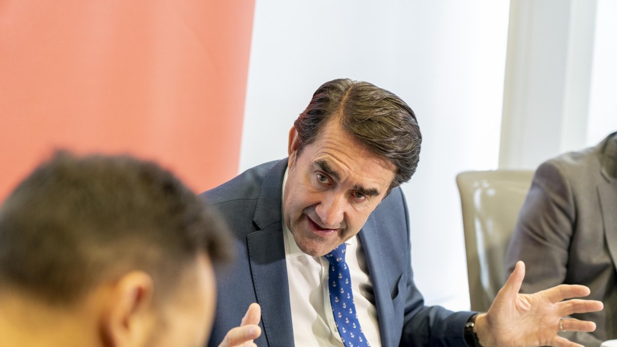 El consejero de Medio Ambiente, Vivienda y Ordenación del Territorio, Juan Carlos Suárez-Quiñones, participa en los desayunos de ICAL