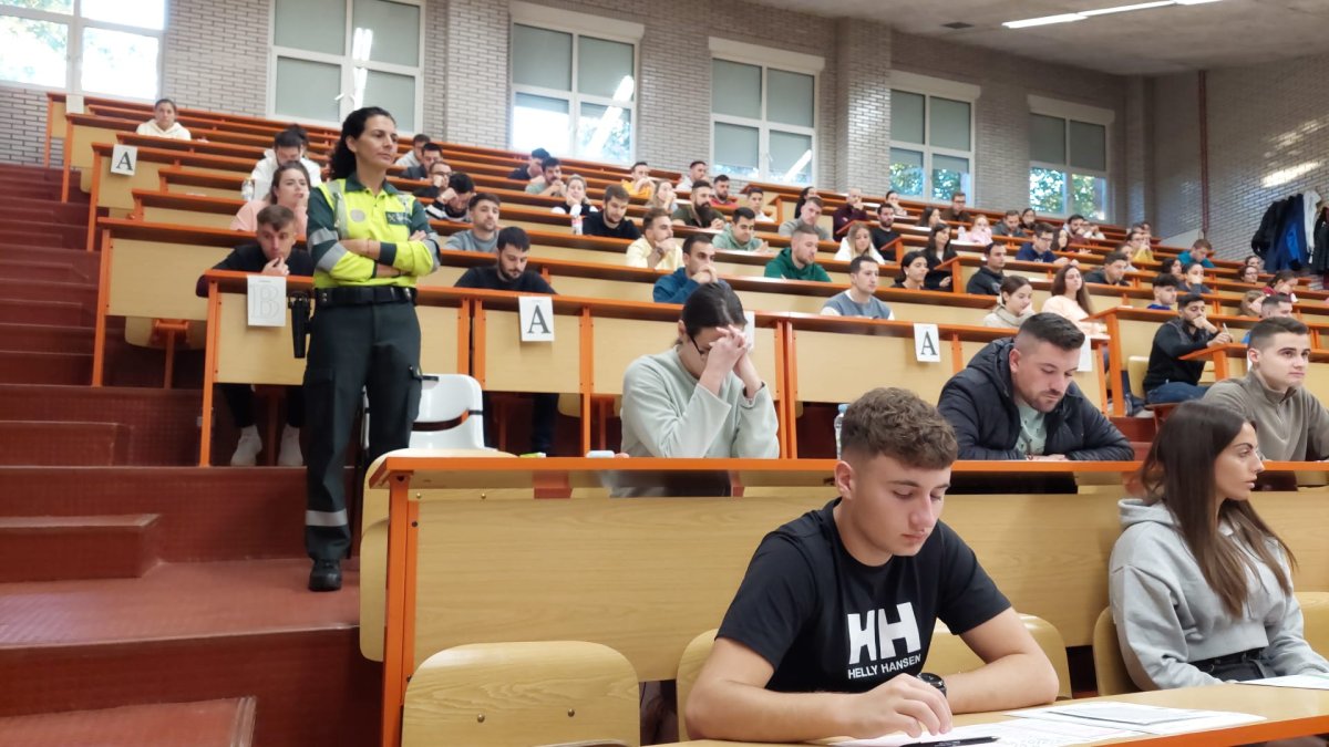 Examen para acceder a la Guardia Civil.