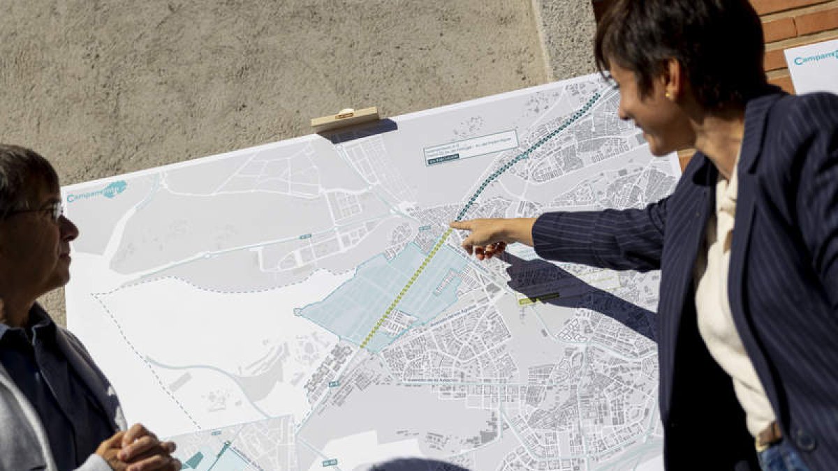La ministra Isabel Rodríguez ante los planos de urbanización de Campamento. DANIEL GONZÁLEZ