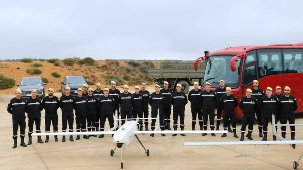 Pilotos de las diferentes unidades de drones de la UME tras el ejercicio en Conde de Gazola.  UMEGOB