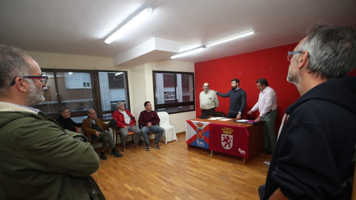 Los leonesistas celebraron una reunión en Ponferrada.  BARREDO