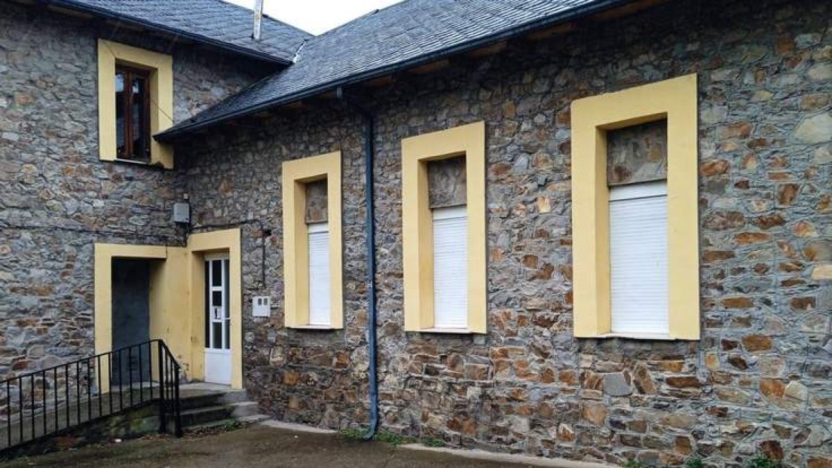 Antigua escuela de Palacios del Sil.  E. G.-QUEVEDO