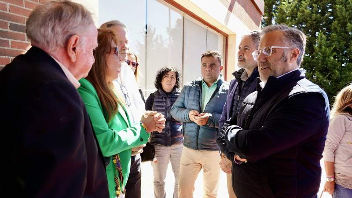 Pollán con afiliados y cargos de Vox en León.  ICAL