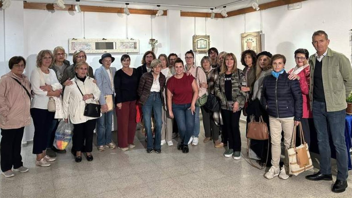El alcalde, Santiago Dorado, _a la derecha—, junto a las artistas participantes en la muestra.  DL