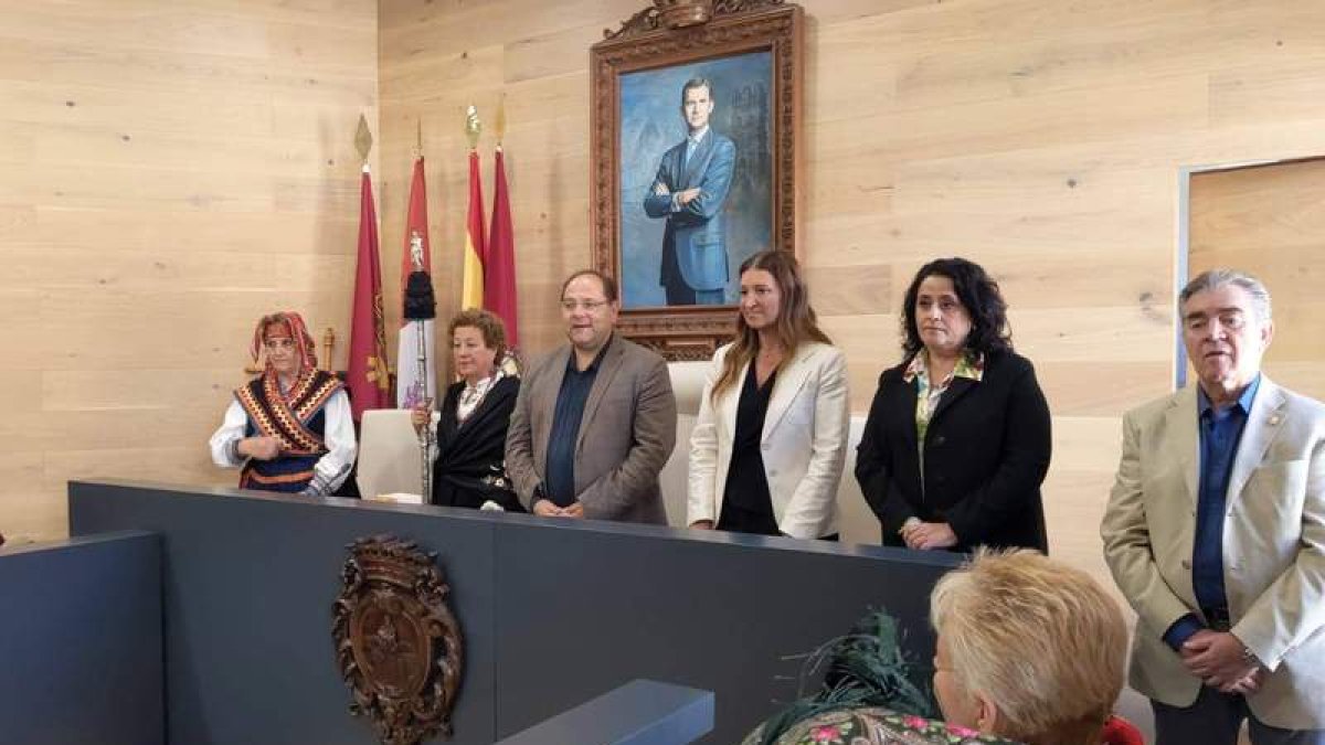 El alcalde, y parte de la corporación, recibió a las Águedas zamoranas en el Ayuntamiento.  DL