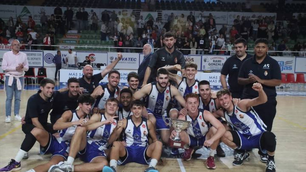 El Clínica Ponferrada SDP con el trofeo de campeón de la Copa Castilla y León.