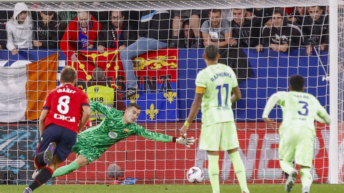 Budimir en el momento de anotar el 3-1 de penalti. VILLAR LÓPEZ