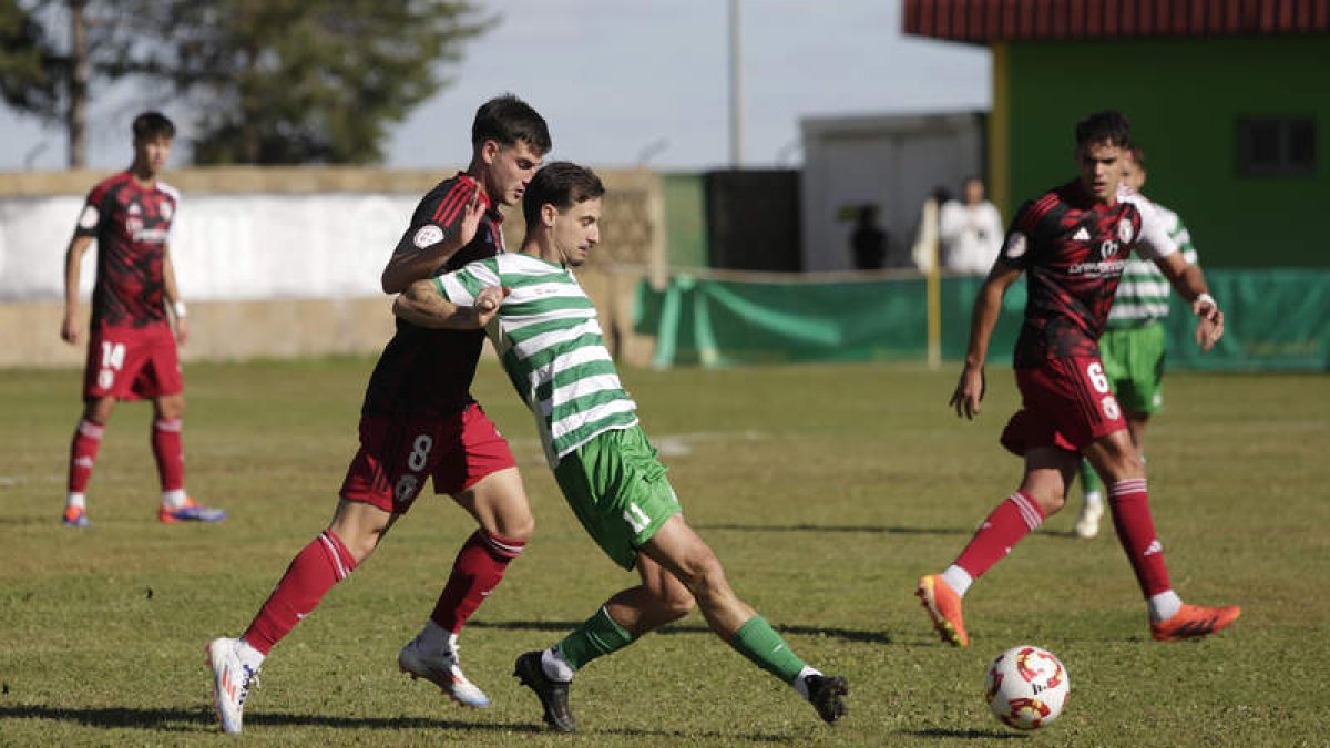 El CD La Virgen no puso concretar sus ocasiones de gol. FERNANDO OTERO