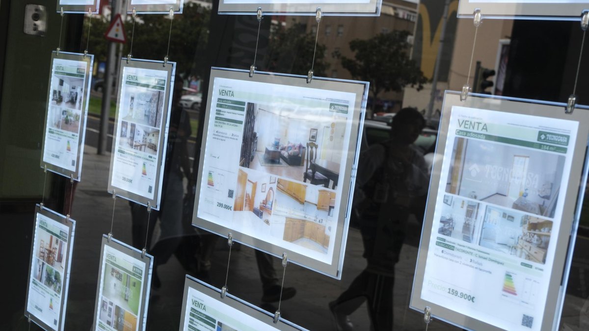 Imagen de archivo de la oferta de compras y alquiler en una inmobiliaria de Tenerife. EFE/Alberto Valdés