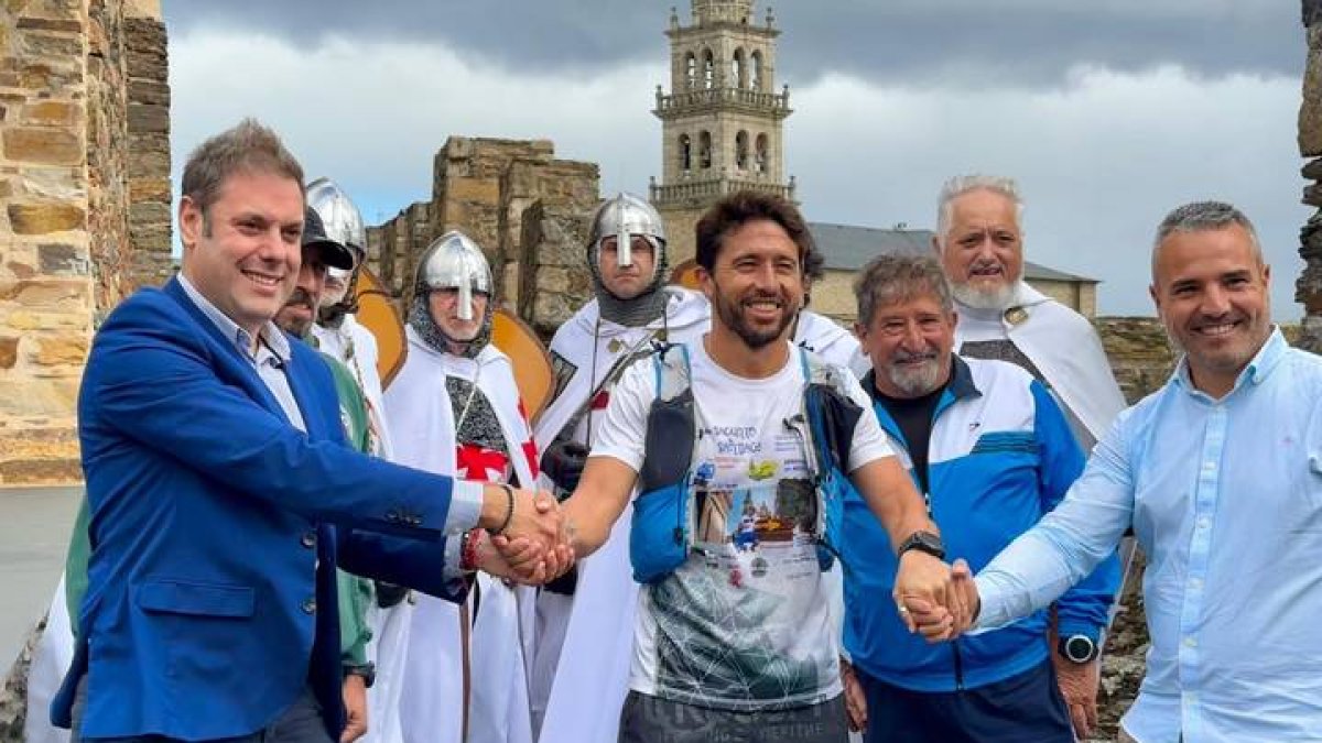 Llega a Ponferrada el deportista Alejandro Samper en su ruta hacia Santiago para visibilizar la diabetes tipo 1.