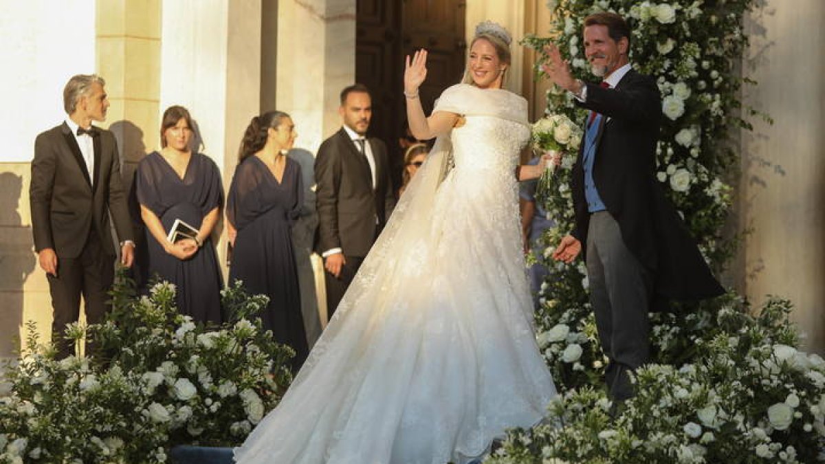Teodora de Grecia acompañada del príncipe Pavlos.