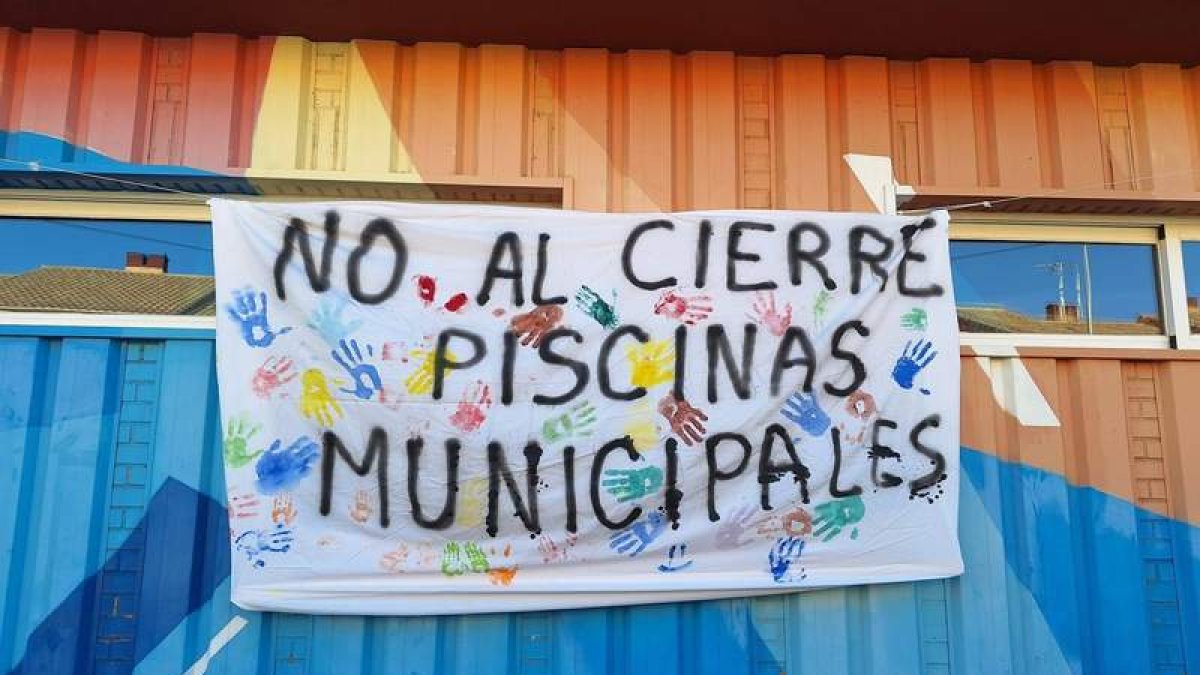 Pancarta de no al cierre de las piscinas municipales ubicadas en Carbajal de la Legua.  DL
