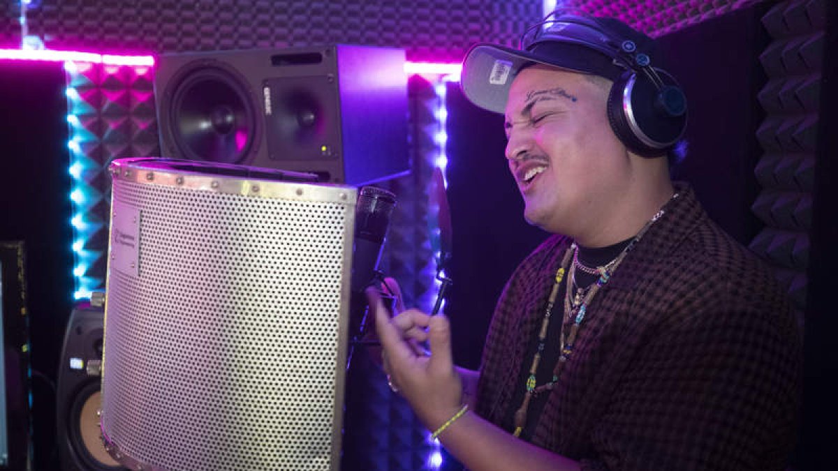 El cantante de música reparto, Orlenis 22k, canta en el estudio el 13 de septiembre en La Habana  EFE/YANDER ZAMORA