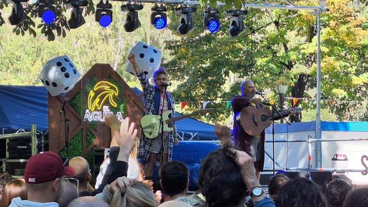 Un momento de la actuación ayer de Los Gandules en el Come y Calle de este domingo.  P. R.