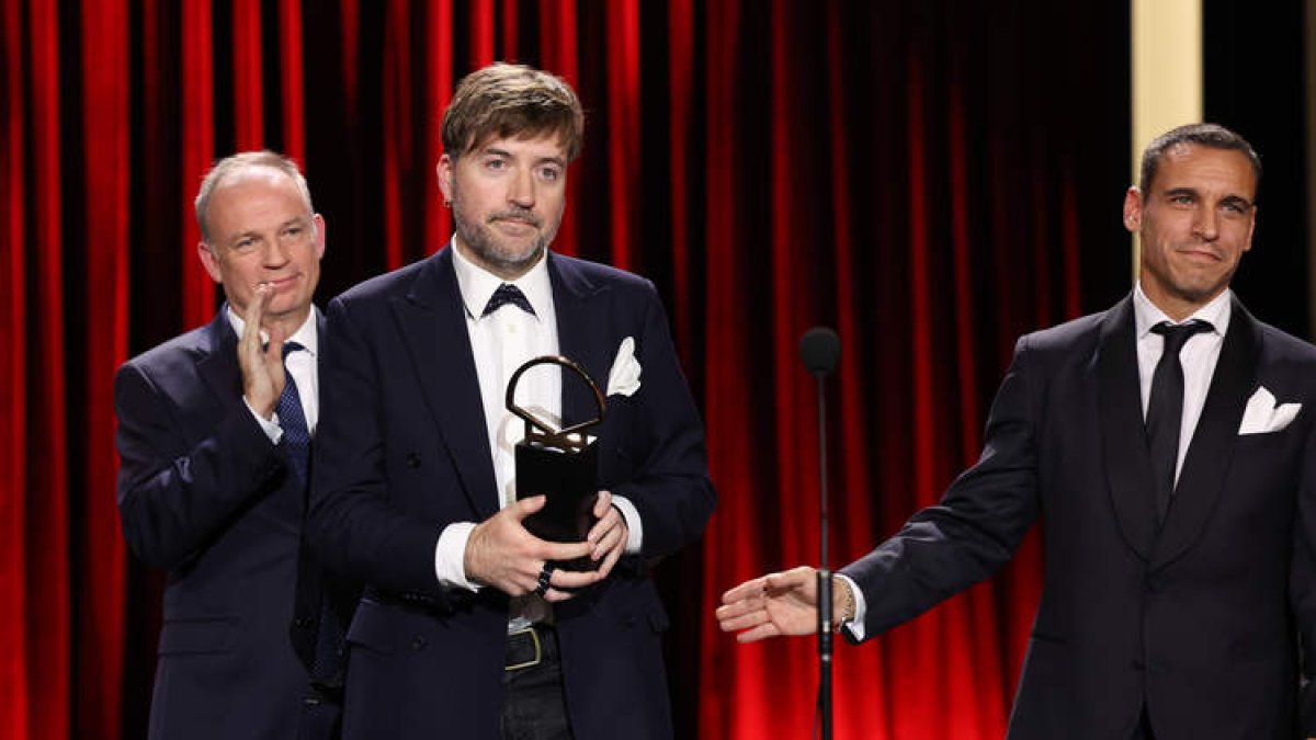 Albert Serra, junto a su equipo, recibe la Concha de Oro del Festival de Cine de San Sebastián. JUAN HERRERO