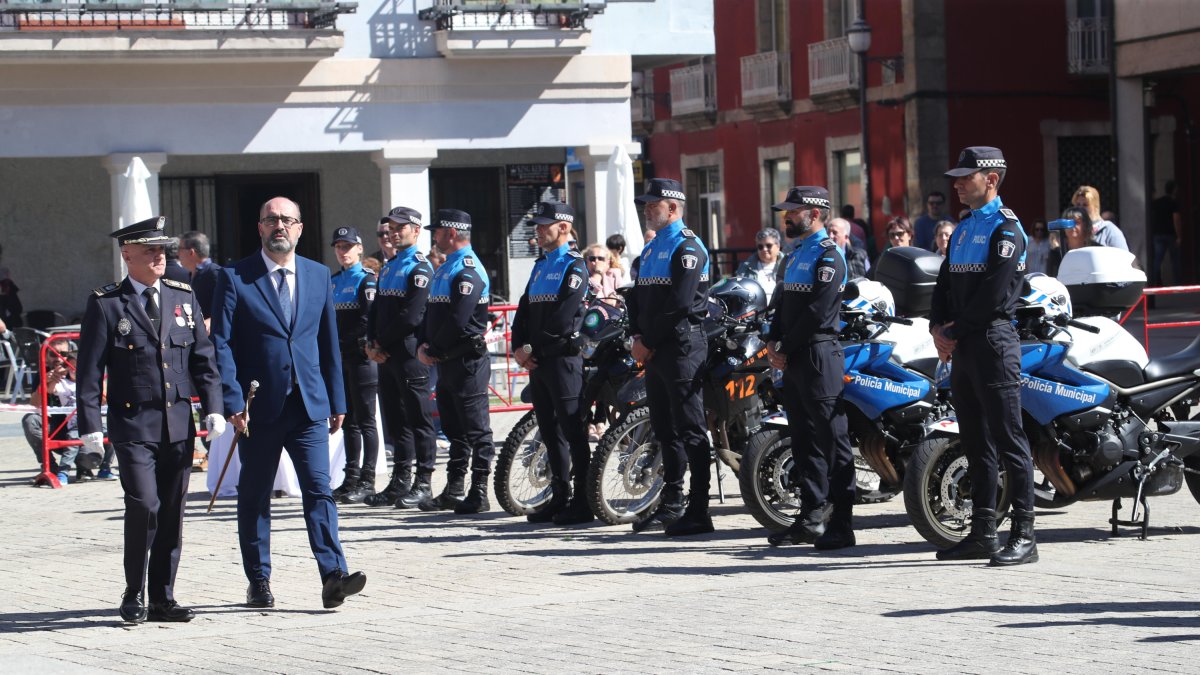 El intendente Arturo Pereira y el alcalde de Ponferrada, Marco Morala, pasan revista a los agentes de la Policía Municipal.
