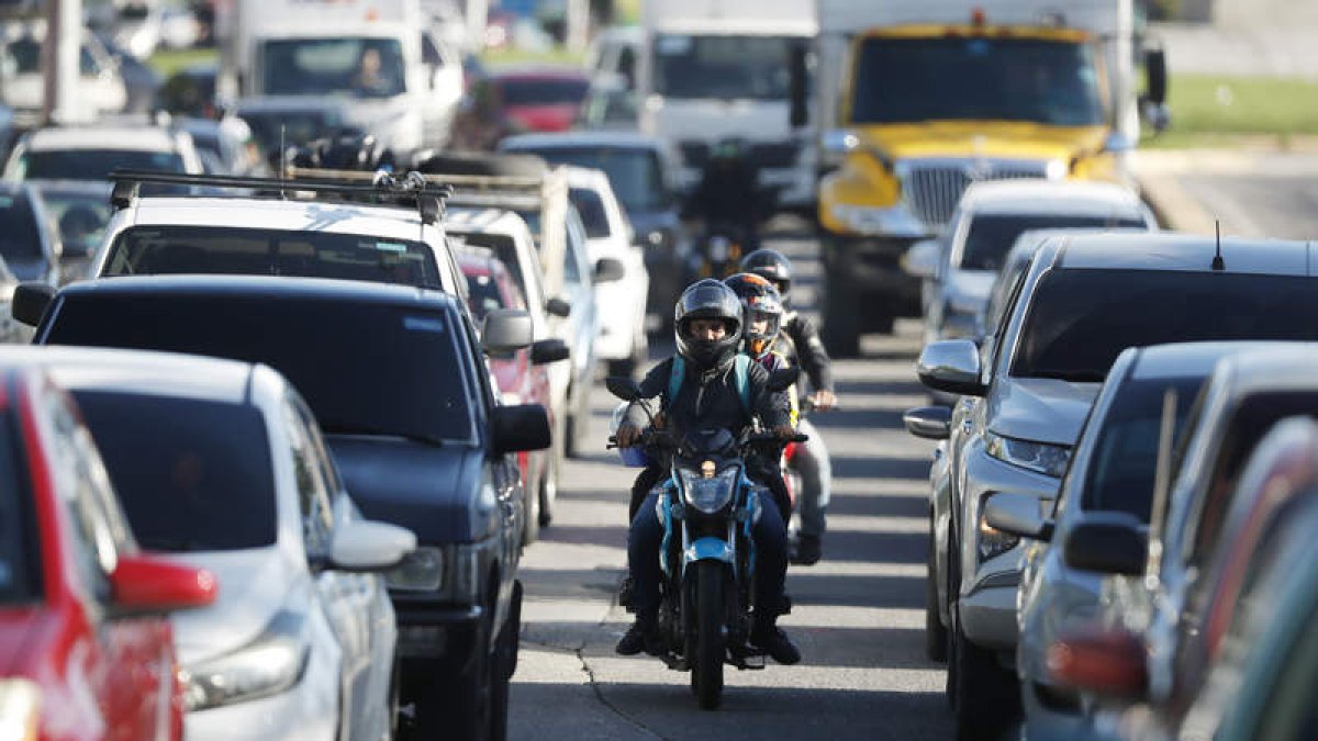 Imagen de un atasco en medio de la carretera.  RODRIGO SURA