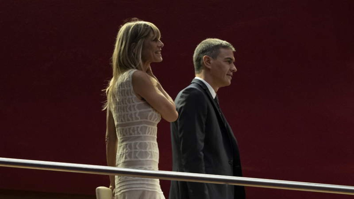 Begoña Gómez y Pedro Sánchez en el festival de cine de San Sebastián.  JUAN HERRERO