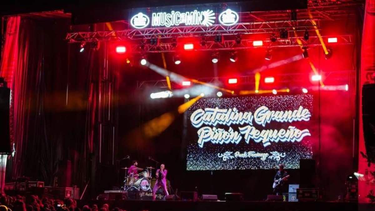 Actuación de Catalina Grande Piñón Pequeño.