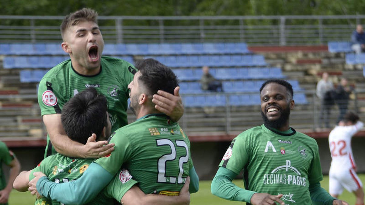 El Astorga superó con solvencia al Almazán y refuerza su liderato. MARÍA FUENTES