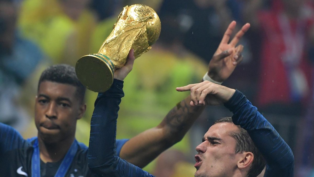 Griezmann, con la Copa del Mundo de Rusia 2018. EFE/EPA/PETER POWELL