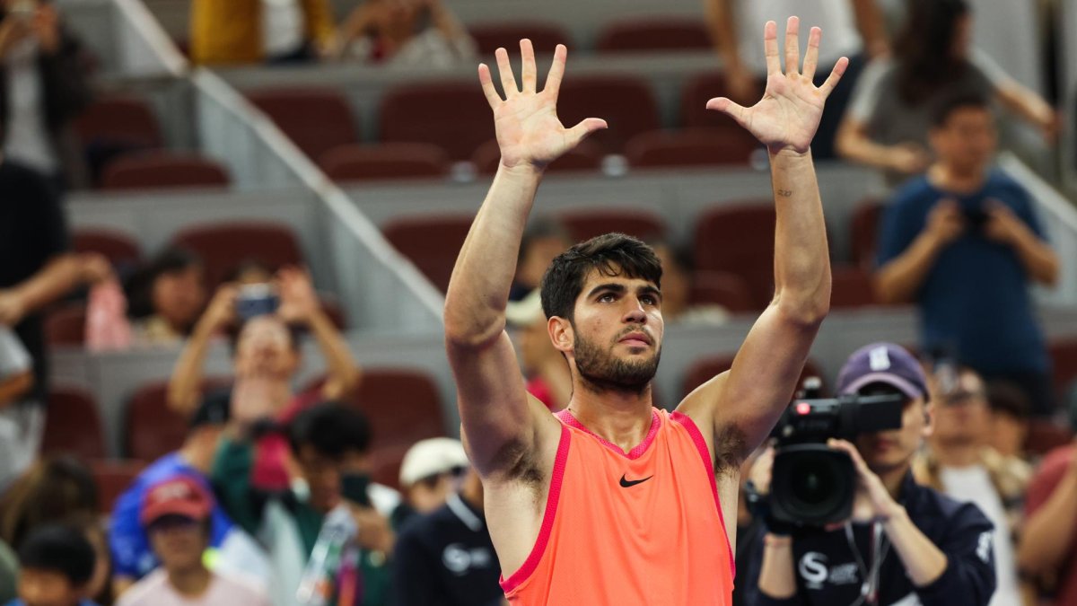 El tenista español Carlos Alcaraz celebra una victoria en el Abierto de China, en una foto de archivo. EFE/EPA/WU HAO