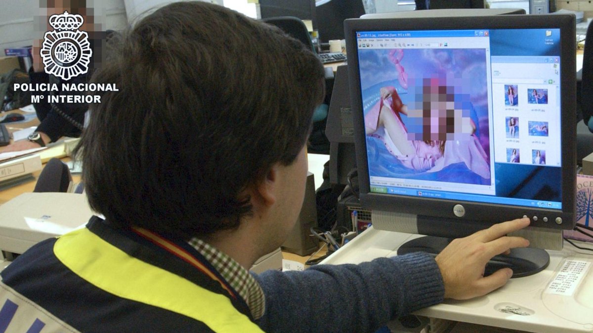 La Policía Nacional ha detenido en varias provincias españolas a doce personas por producir y distribuir contenido pornográfico infantil a través de internet. EFE