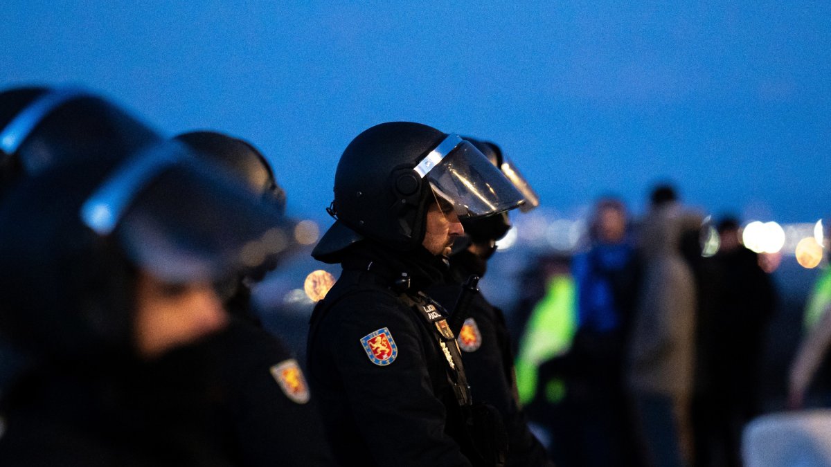 Archivo - Agentes de la Policía Nacional en las inmediaciones del estadio Metropolitano