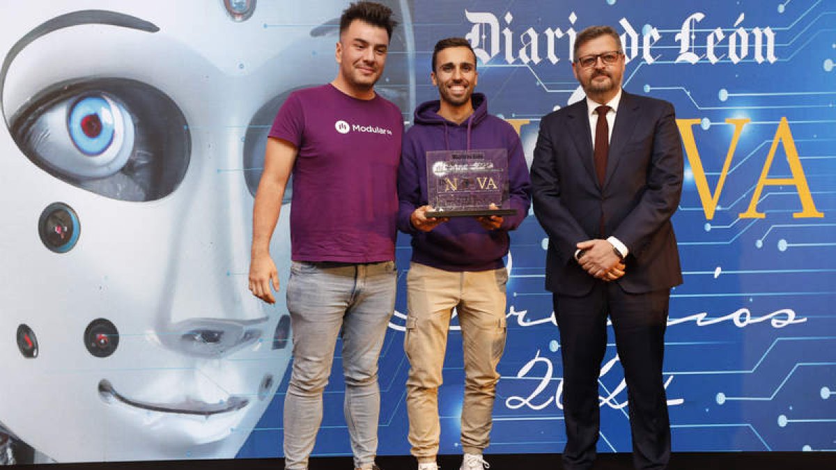 Los dos creadores de la compañía recogieron emocionados el premio Innova 2024 ede Diario de León en la categoría TIC. DL
