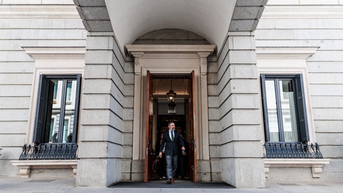 El líder de VOX, Santiago Abascal, a su salida tras mantener una reunión con el líder opositor venezolano, en el Congreso de los Diputados, a 30 de septiembre de 2024, en Madrid (España).