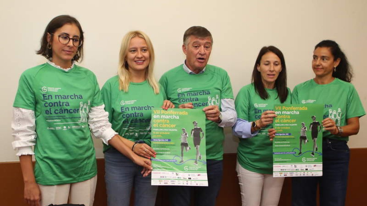 Carmen Rodríguez, de Clínica Ponferrada, Alexia Rivas, Dámaso Luna, Eva González y Marta de Farmacia Bierzo, presentaron la actividad.