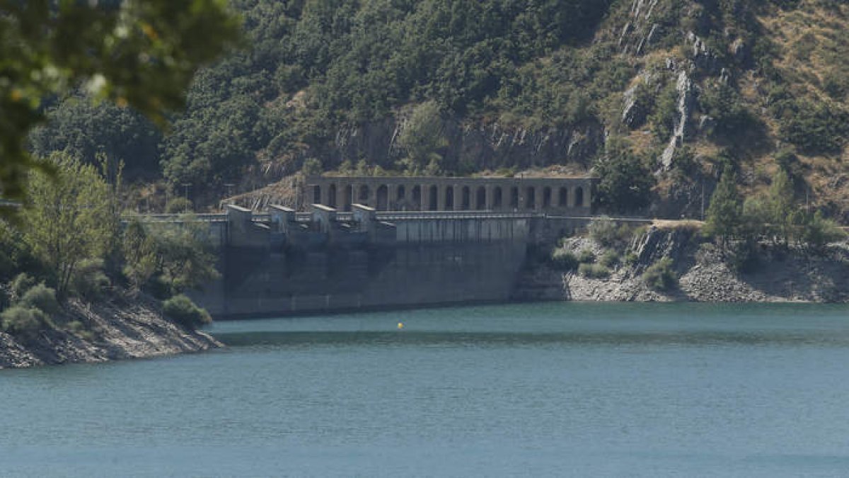 El embalse del Porma, a finales del pasado mes de agosto.  ÁNGELOPEZ