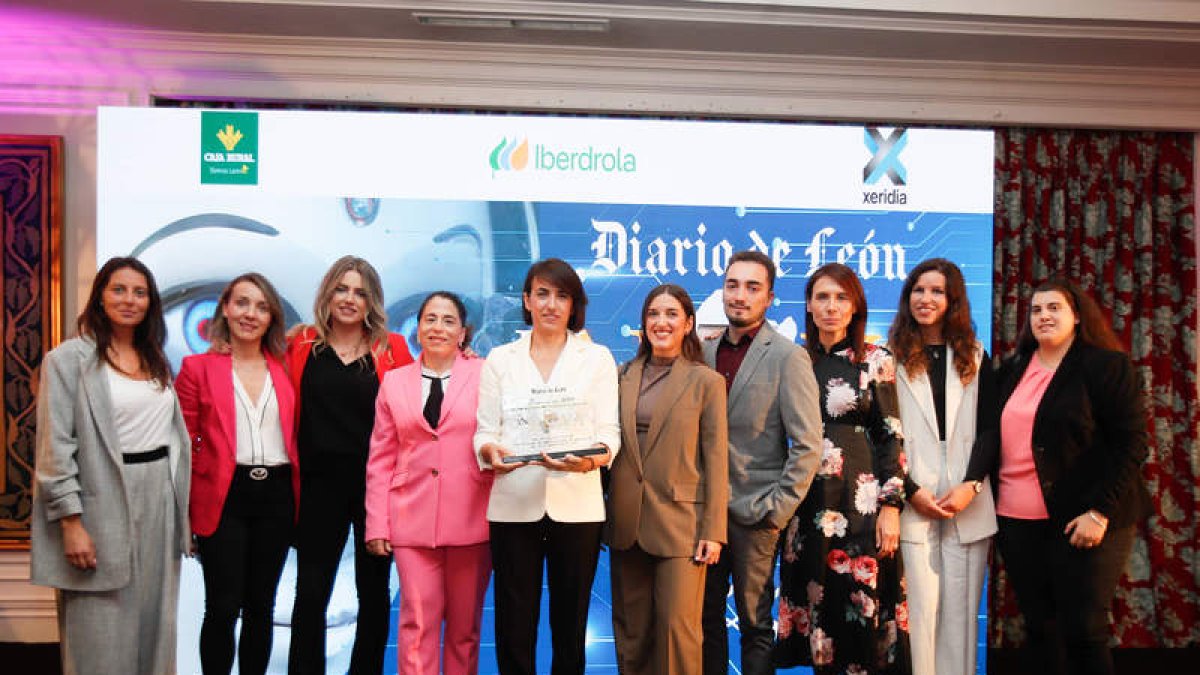 Integrantes del grupo de investigación tras recoger el premio.  Ramiro/Ángelopez