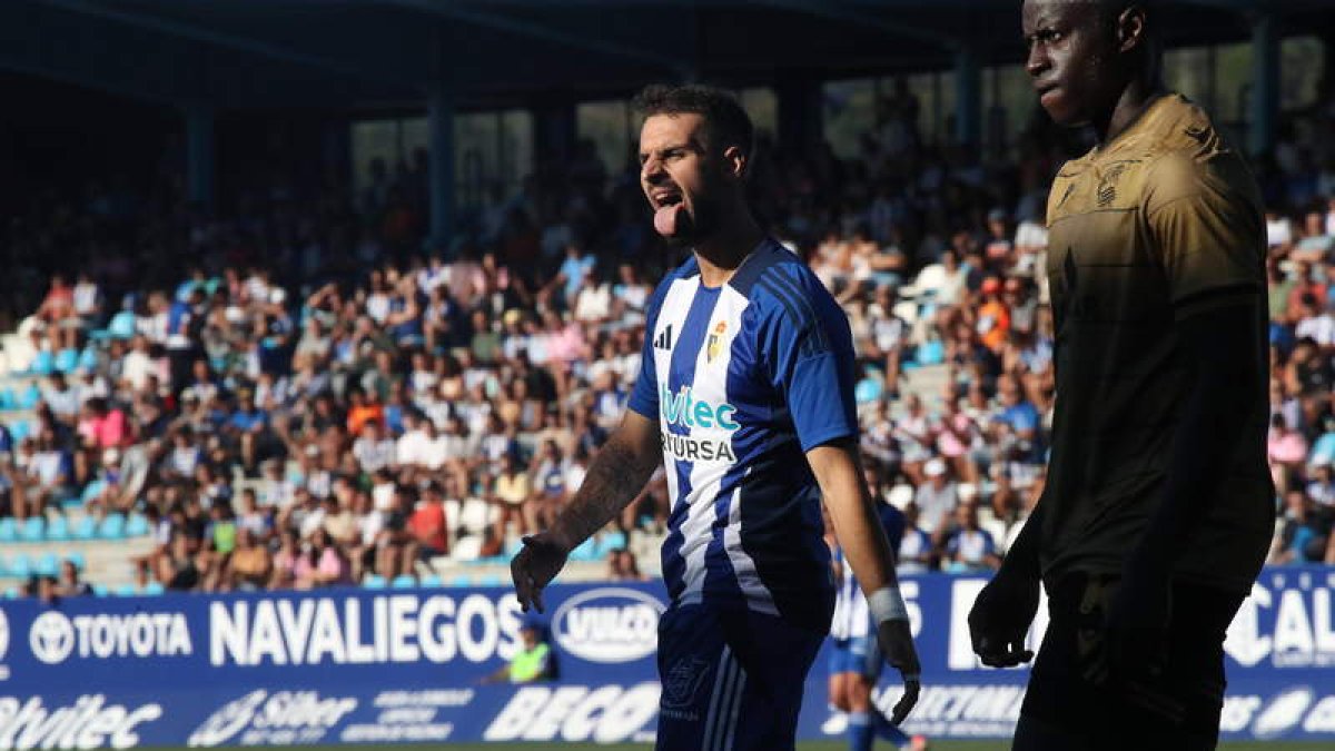 Cortés se lamenta del tiro repelido por el palo en los primeros minutos del choque ante la Real B.  BARREDO