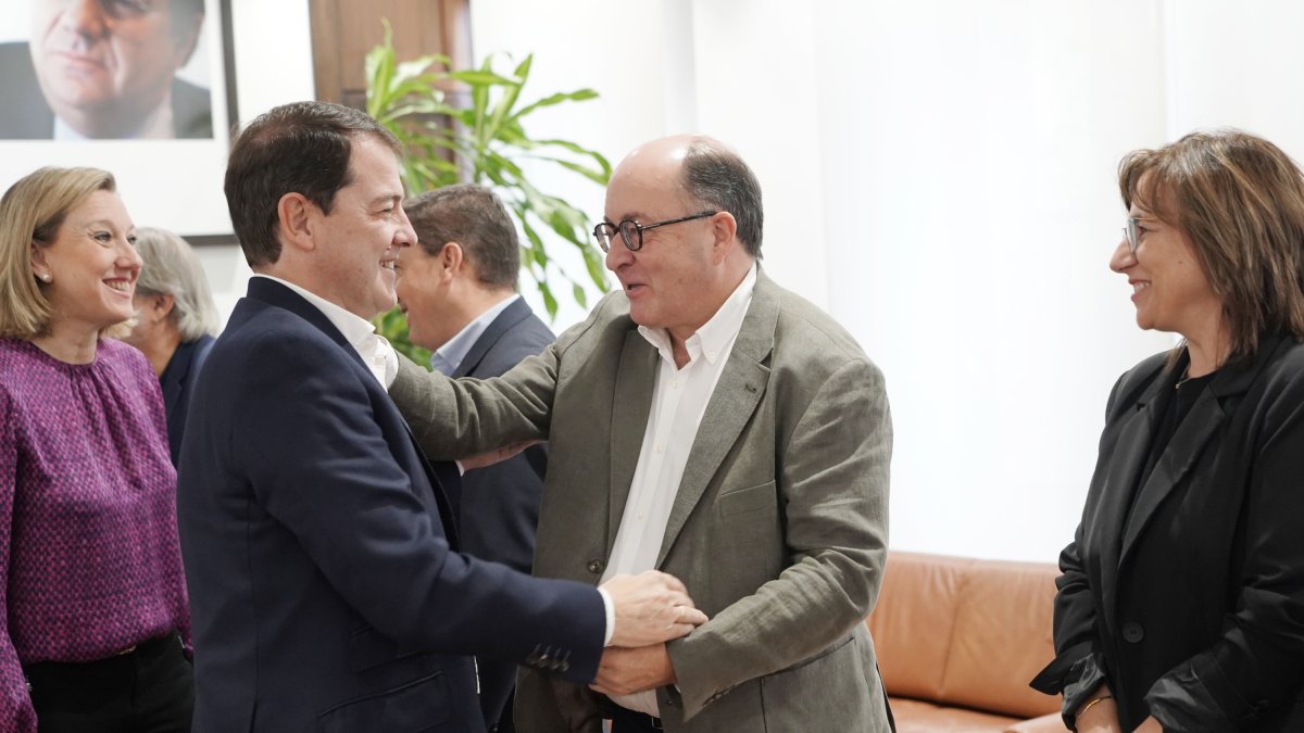 El presidente de la Junta de Castilla y León, Alfonso Fernández Mañueco, mantiene un encuentro con asociaciones y entidades de inclusión social de la Comunidad. Finalizada la reunión, la vicepresidenta y consejera de Familia e Igualdad de Oportunidades, Isabel Blanco