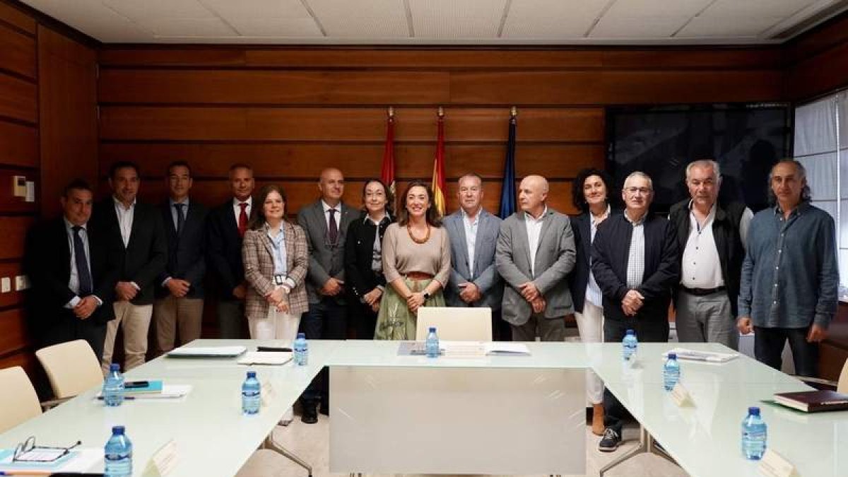 La consejera, con los representantes de las organizaciones agrarias durante el Consejo Agrario.  L. PÉREZ