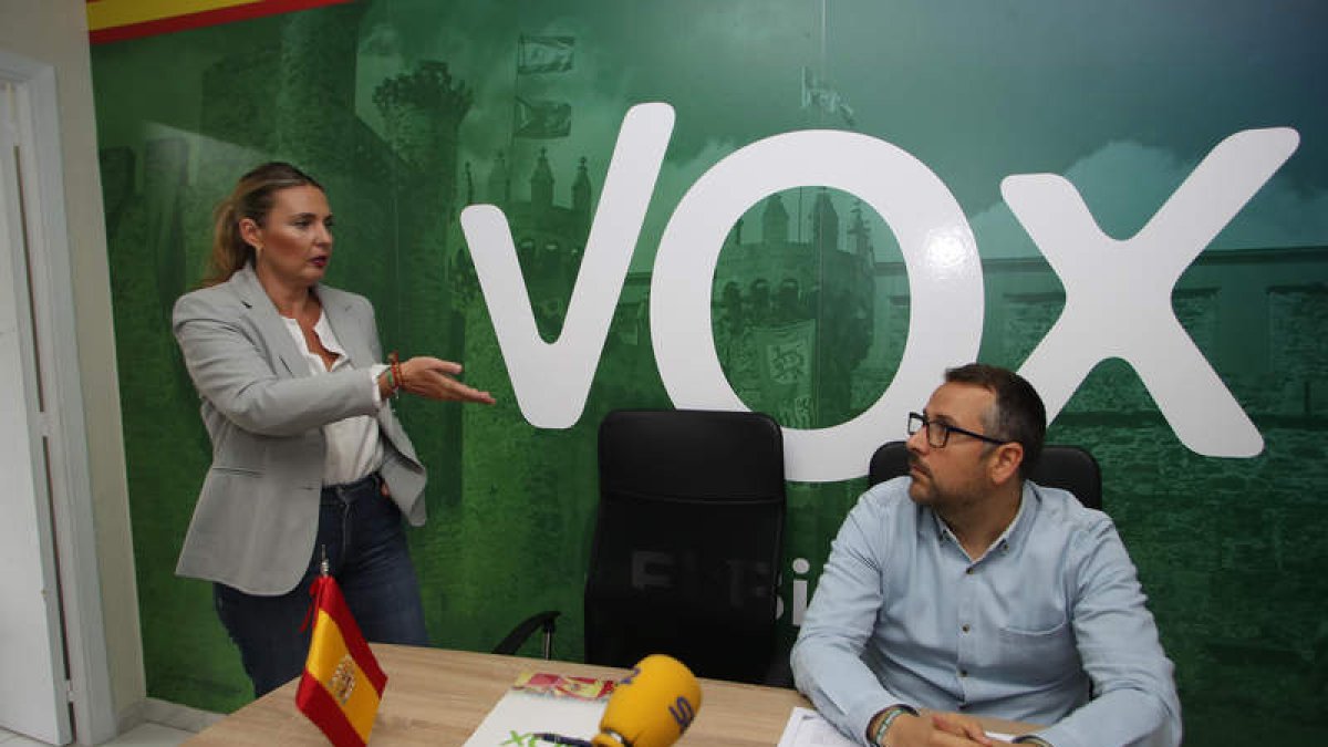Patricia González y Gerardo González, en la rueda de prensa.  L. DE LA MATA