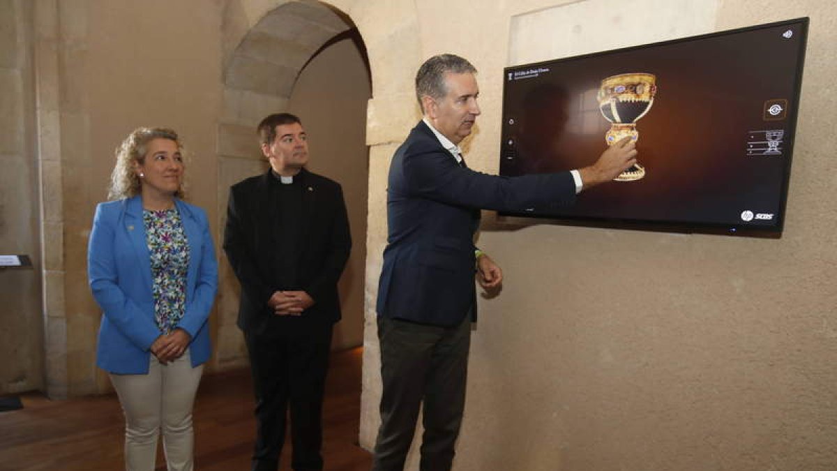 Raquel Jaén, el abad de San Isidoro, Luis García, y el director de HP, Miguel Ángel Turrado. RAMIRO