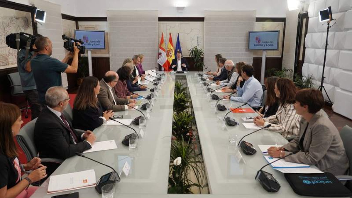 Mañueco se reúne con entidades del tercer sector de la Comunidad. RUBÉN CACHO