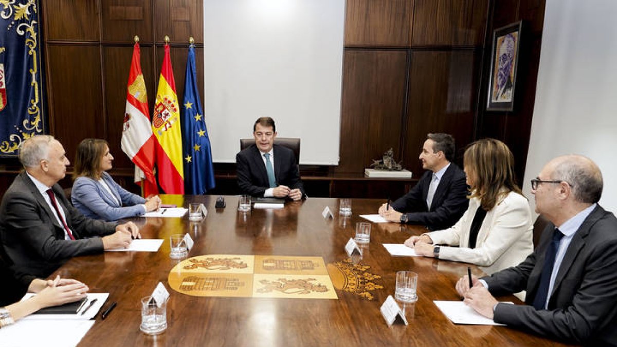 El presidente de Castilla y León, Alfonso Fernández Mañueco (c), se reúne con los rectores de las cuatro universidades públicas (Burgos, León, Salamanca y Valladolid) para analizar, entre otras cuestiones, el modelo de financiación plurianual y la solicitud de grados de Medicina para León y Burgos. Nacho Gallego