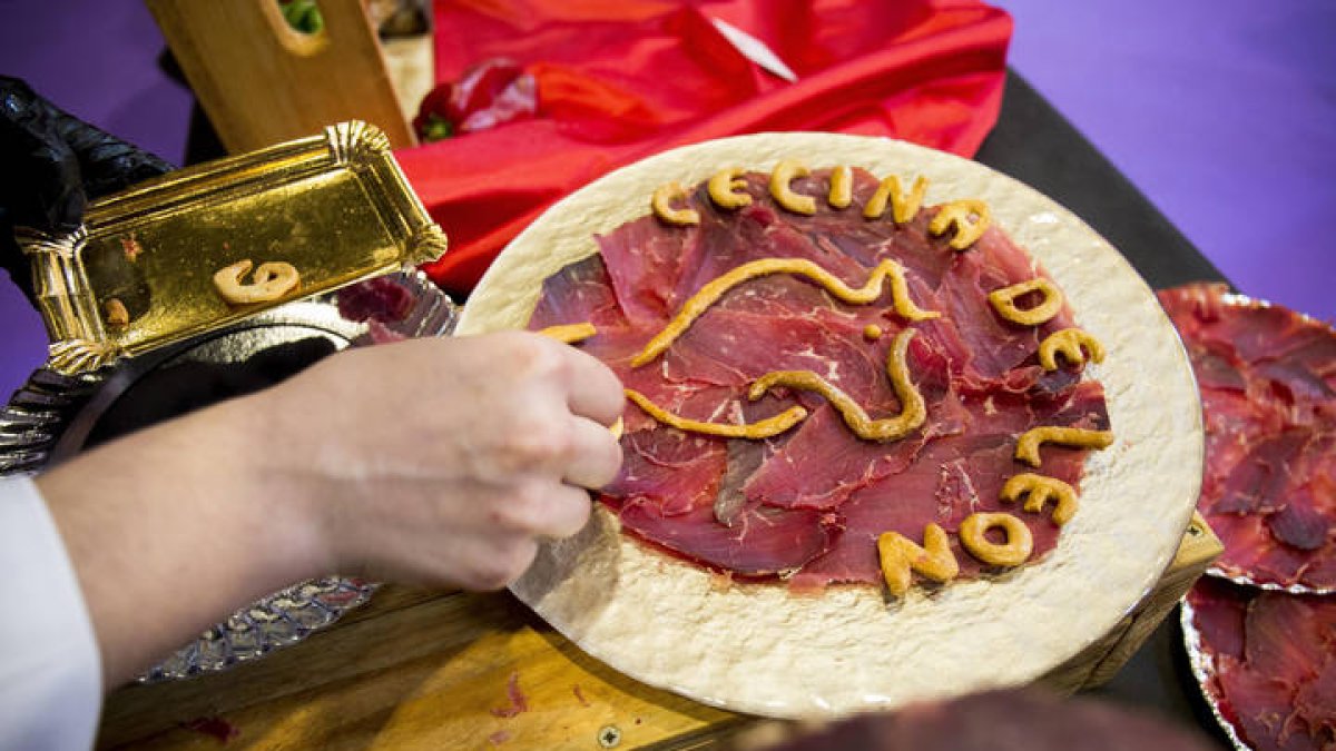 Presentación de un plato de cecina en un concurso de cortadores.