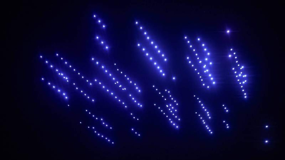 Los drones irán haciendo diferentes figuras que quedarán plasmadas en el cielo con sus luces.  RAFA ALCAIDE