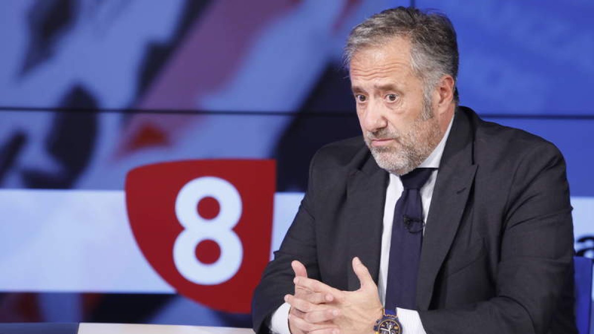 Carlos Pollán, durante la tertulia. RAMIRO