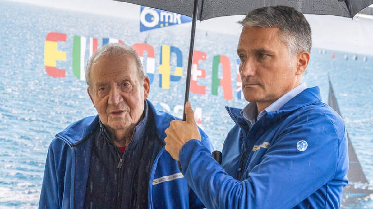 Juan Carlos I a su llegada al náutico de Sanxenxo, ayer.  LAVANDEIRA JR