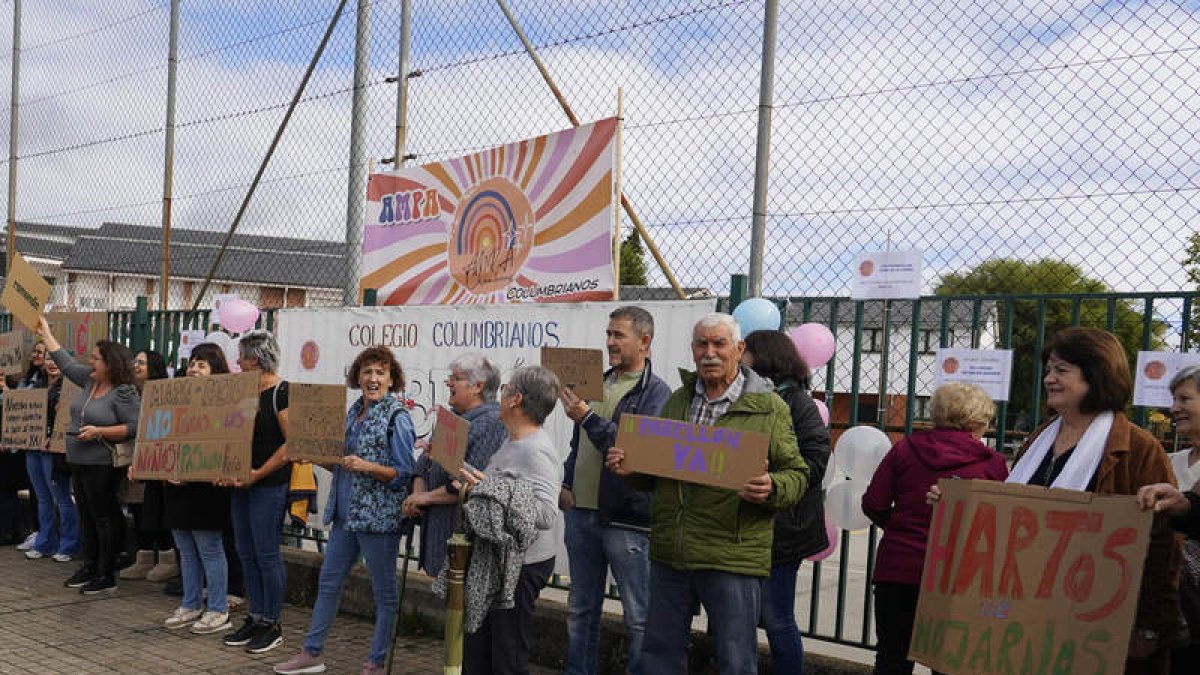 Un momento de la manifestación delante del centro. DL