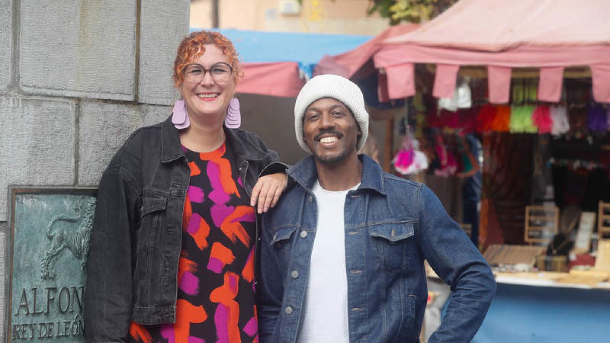 La doctora Julia Borst y Ngoy Ngoma en la plaza de Santo Martino de León.  ÁNGELOPEZ
