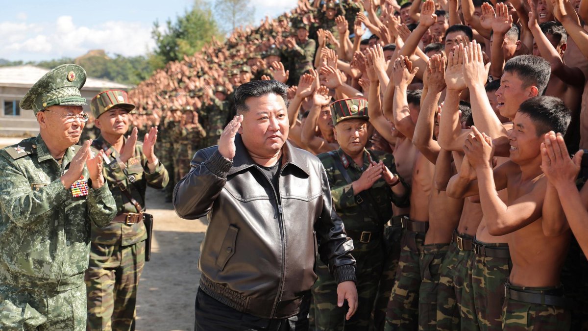 Una fotografía publicada por la agencia oficial de noticias central de Corea del Norte (KCNA) muestra al líder norcoreano Kim Jong-un inspeccionando la base de entrenamiento de la unidad de operaciones especiales del Ejército. EFE/EPA/KCNA